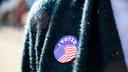 Un votante de Pensilvania en Camp Hill usa un sticker de I Voted el día de las elecciones, Nov. 8, 2022.