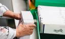 Las papeletas por correo se clasifican y cuentan en Allentown, condado de Lehigh, Pensilvania, el día de las elecciones de noviembre de 2022.