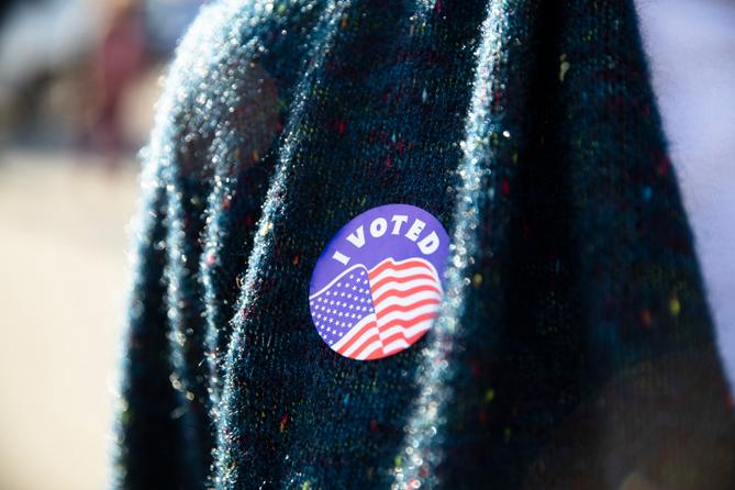 Un votante de Pensilvania en Camp Hill usa un sticker de I Voted el día de las elecciones, Nov. 8, 2022.